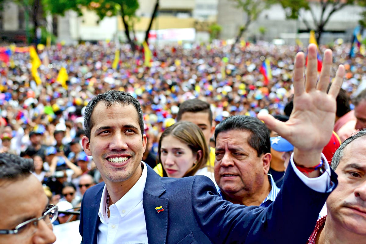 Juan Guaidó tervehtii kannattajiaan.