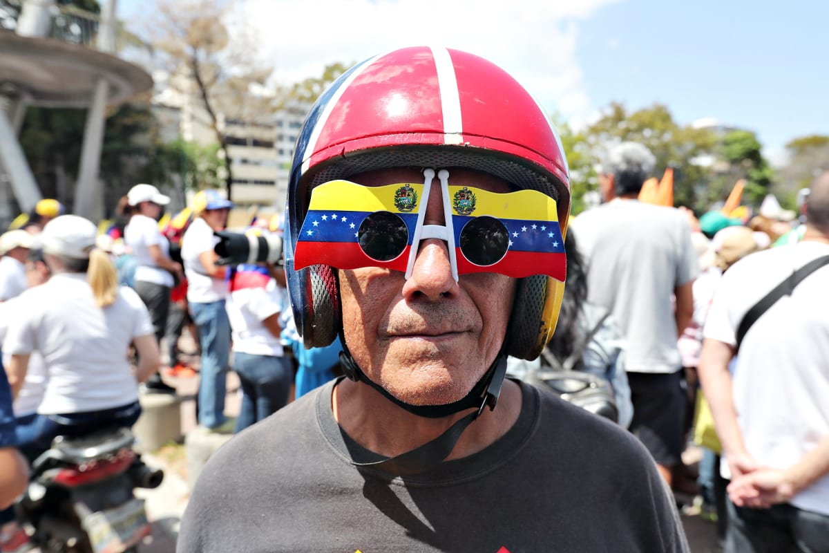 Juan Guaidón kannattaja on sonnustautunut punaiseen kypärään Venezuelan Caracasissa 4. maaliskuuta.