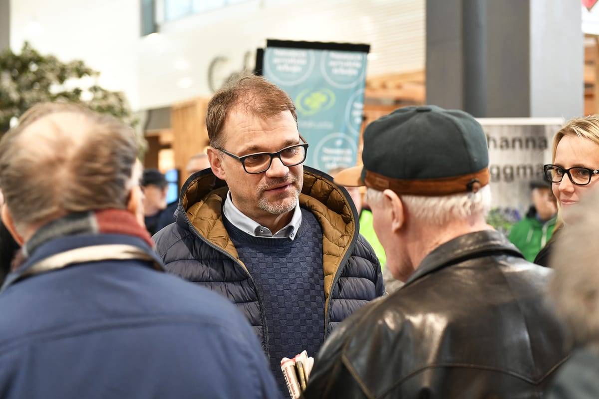 Juha Sipilä keskustelee yleisön kanssa vaalitilaisuudesas.