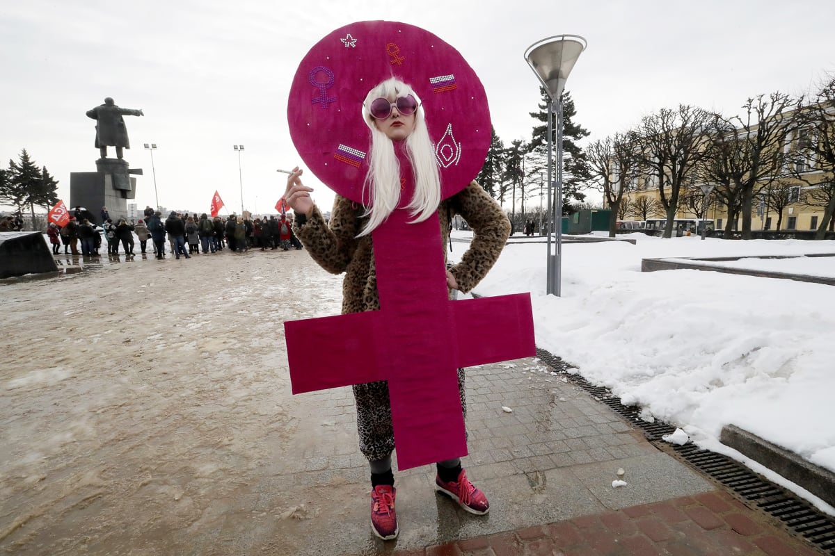 Kansainvälisen naisten päivän tapahtuman osallistuja Pietarissa Venäjällä torstaina 8. maaliskuuta.