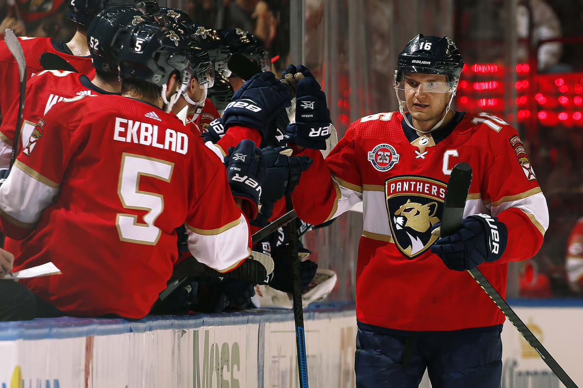 Aleksander Barkov tuulettaa maalia