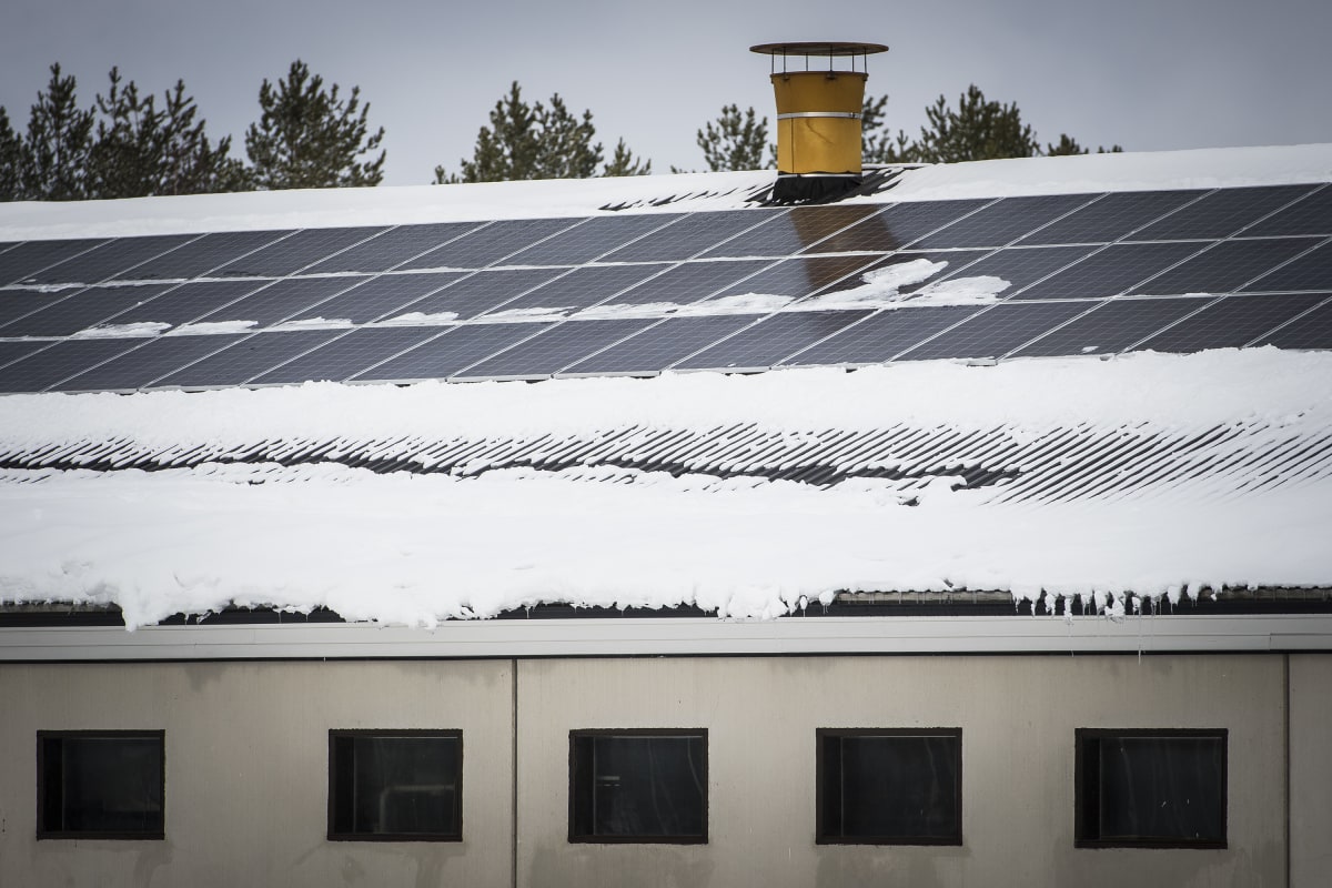 Aurinkokennoja tuotantorakennuksen katolla.