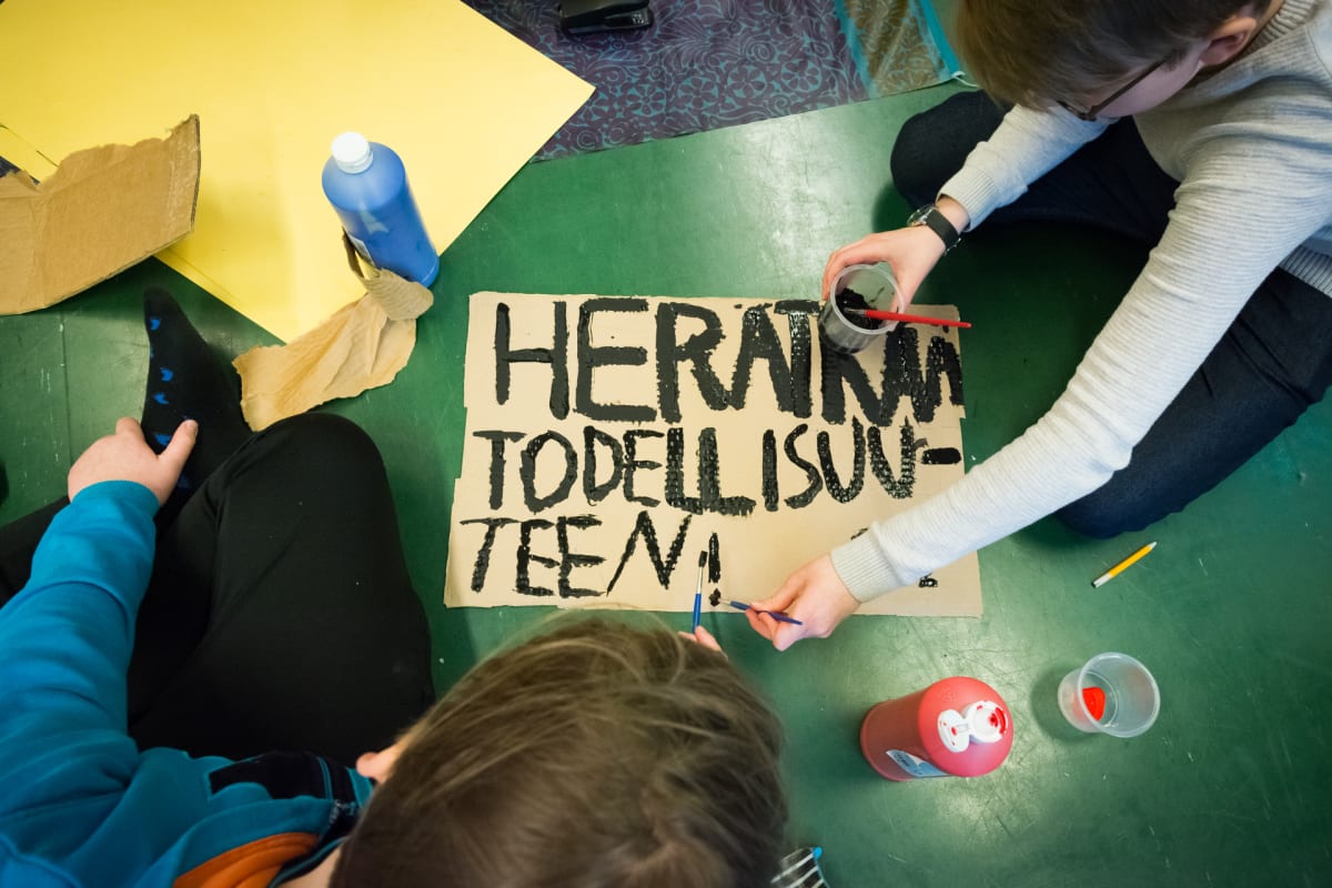 Koululaisia valmistamassa kylttejä ilmastolakkoa varten Pohjois-Hervannan koululla Tampereella
