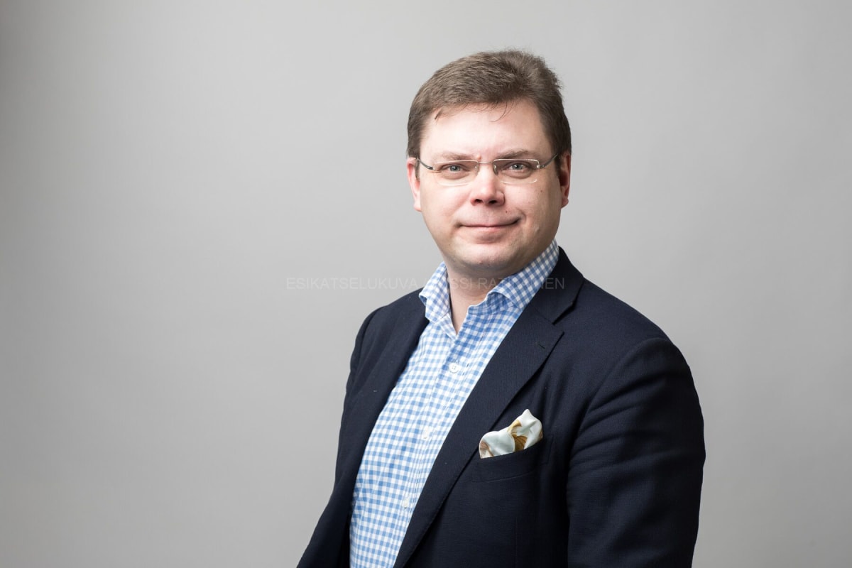 Accountorin toimitusjohtaja Niklas Sonkin arvostelee tulorekisterin toteutustapaa voimakkaasti.