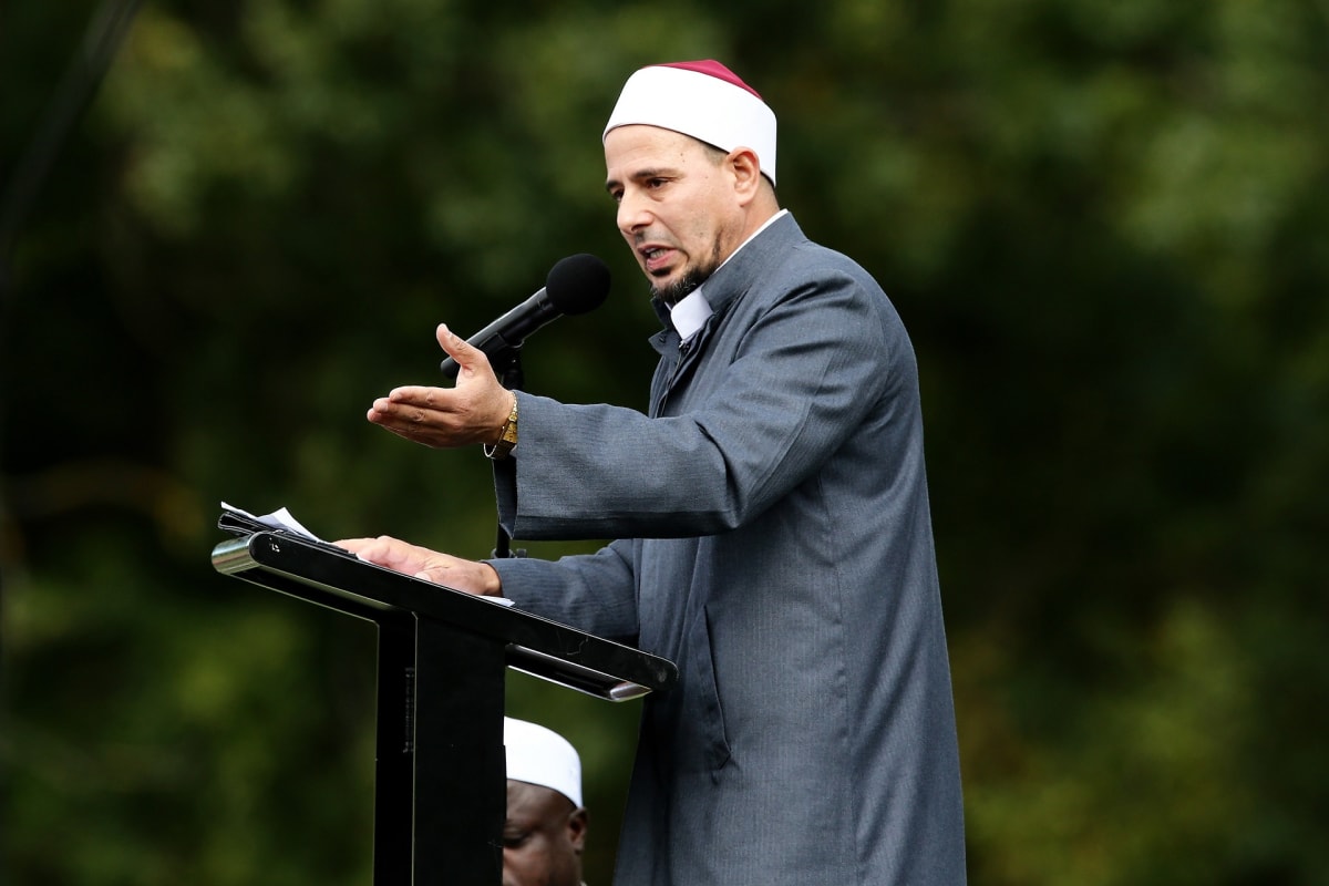 Imaami Gamal Fouda johti rukousta Hagleyn puistossa.