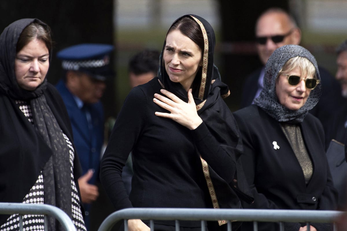 Pääministeri Jacinda Ardern oli pukeutunut mustaan Christchurchin uhrien muistotilaisuudessa.
