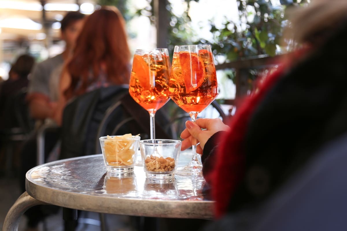 Aperol spritziä laseissa.