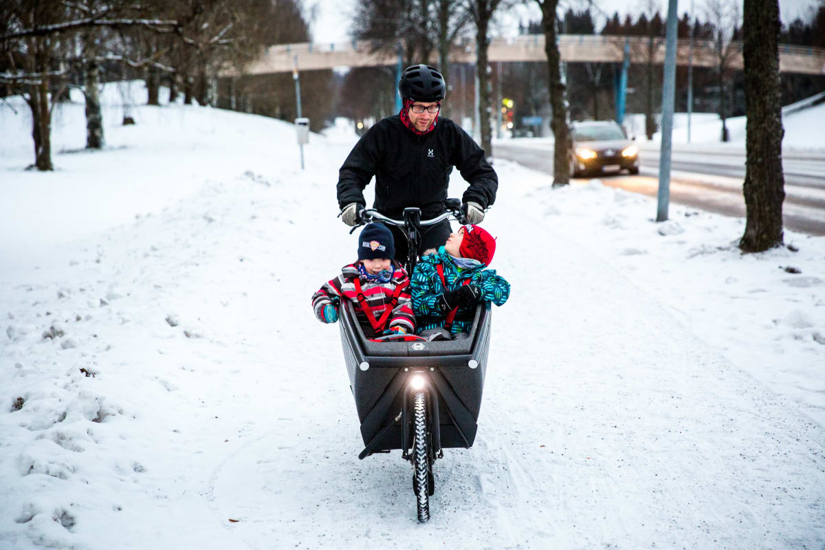 Jari Klinga ja lapset laatikkopyöräilemässä