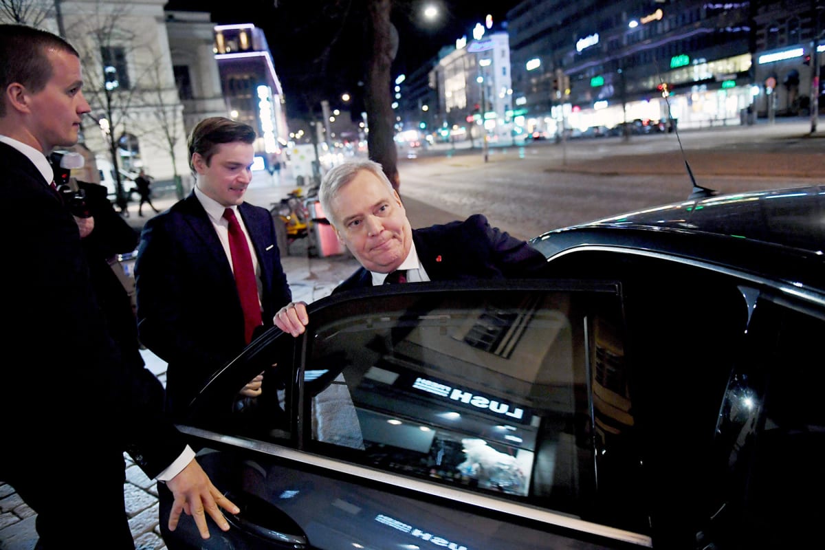 Antti Rinne poistumassa puolueen eduskuntavaalien vaalivalvojaisista.