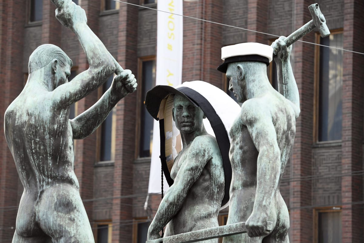 Kolmen sepän patsas Helsingin Aleksanterinkadun ja Mannerheimintien risteyksessä oli lakitettu vapun kunniaksi