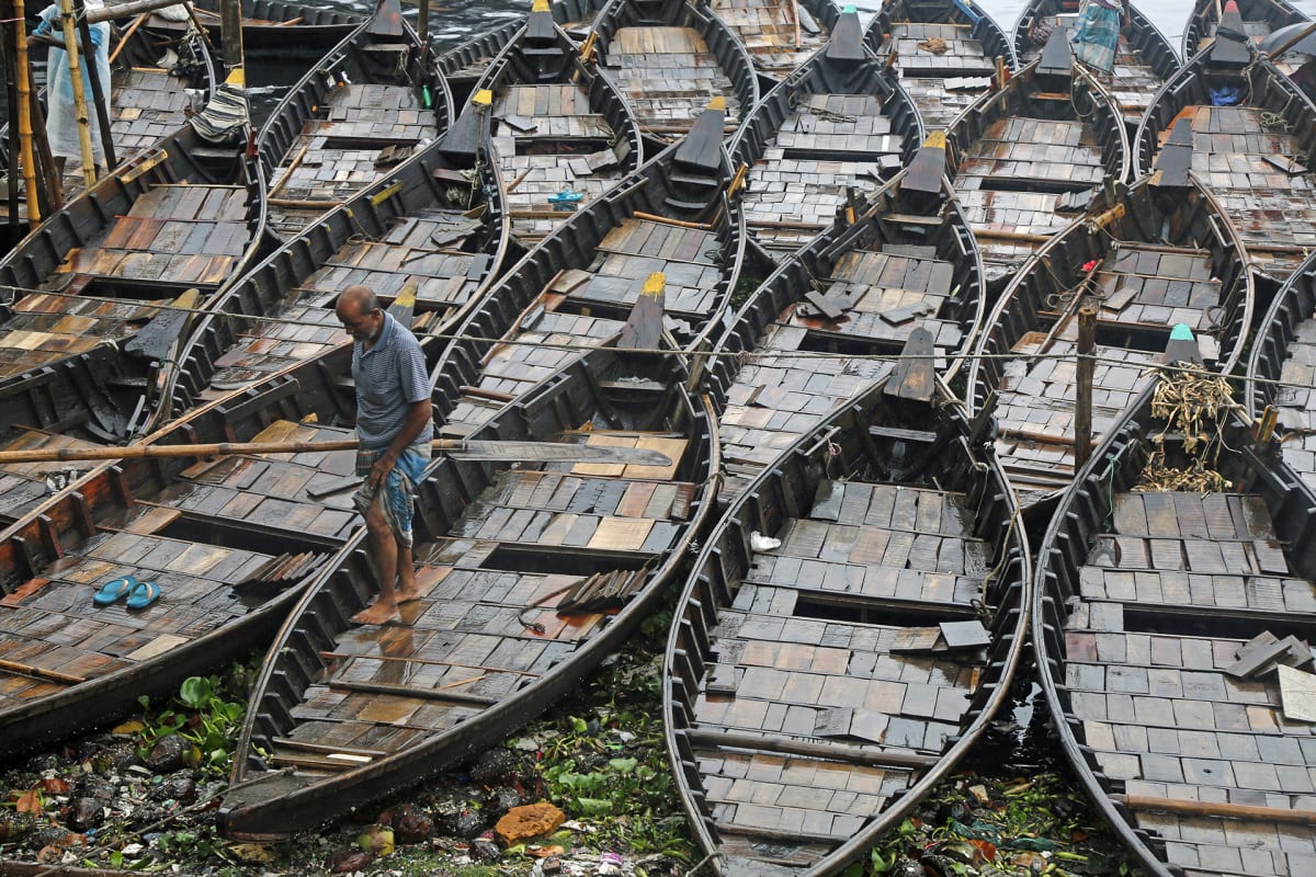 Mies ankkuroi veneensä Buriganga-joella Dhakassa 4. toukokuuta. Sykloni Fanin tieltä evakuoitiin 1,6 miljoonaa ihmistä, mutta myrsky heikkeni ennenkuin iski pahemmin Bangladeshiin.