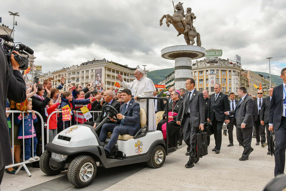 Paavi Franciscus saapuu vierailulle Skopjeen, Pohjois-Makedoniassa 7. toukokuuta. Skopje on Äiti Teresan syntymäkaupunki.