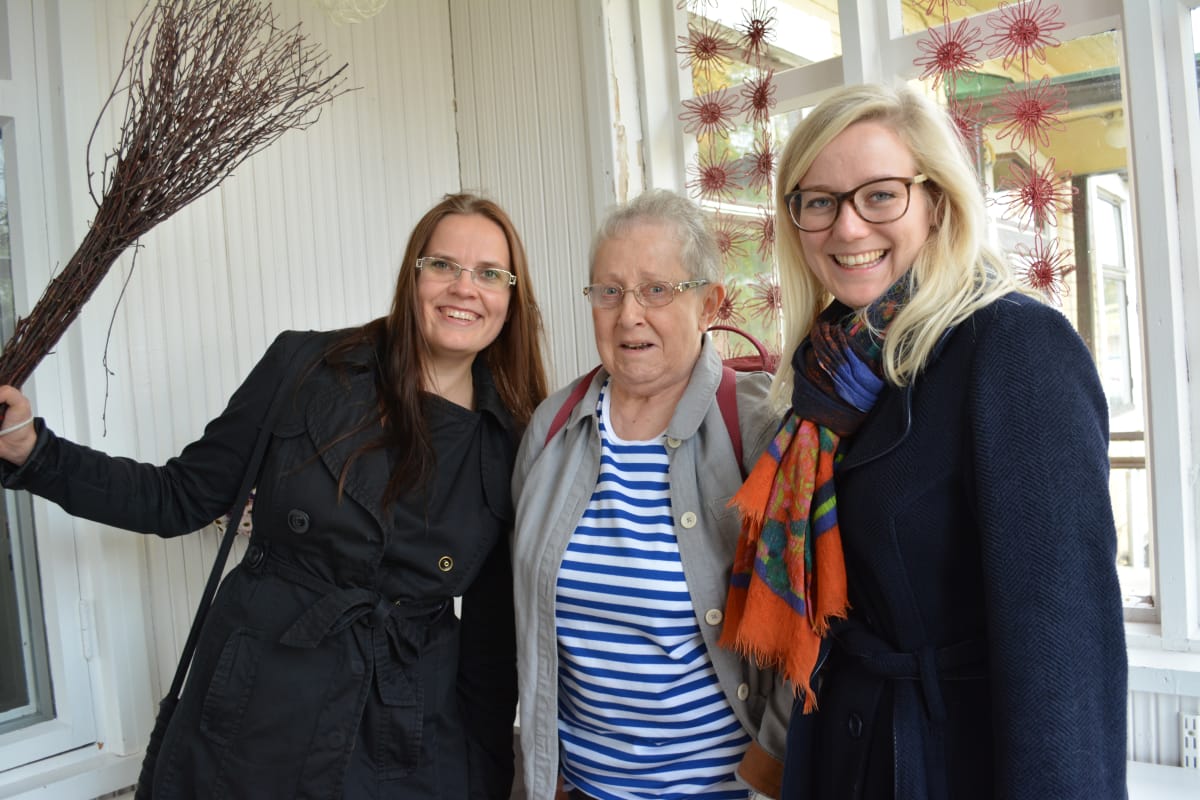Helsinkiläinen teatteri-ilmaisun ohjaaja Helena Leminen ja tanskalainen Vika Mia Dahlberg-Hansen ovat lähteneet Ylä-Kainuuseen keräämään tarinoita paikallisista vanhoista naisista. Puolangalla he törmäsivät Anja Alanteeseen.