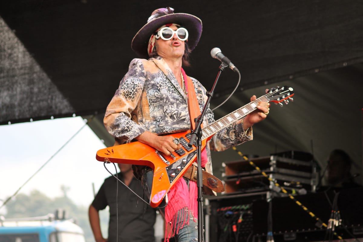 Andy McCoy soittaa kitaraa