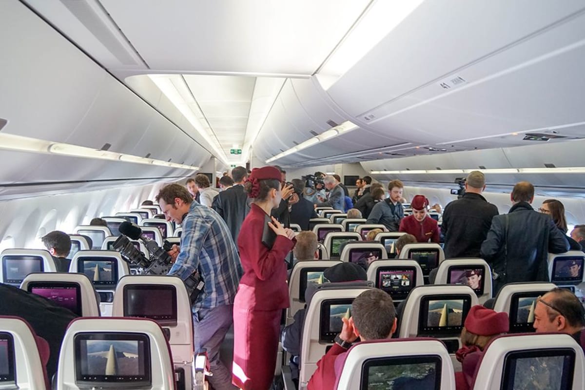 Näkymä Airbus A350 -konetyypin turistiluokan matkustamosta.