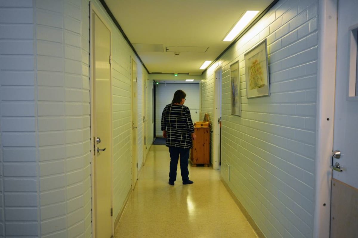 Kehitysvammainen kävelee laitoksen käytävällä.