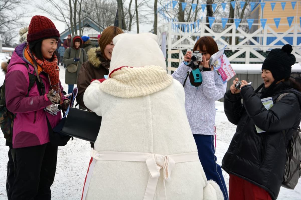 Japanilainen turisti häkeltyy nähdessään Muumimamman