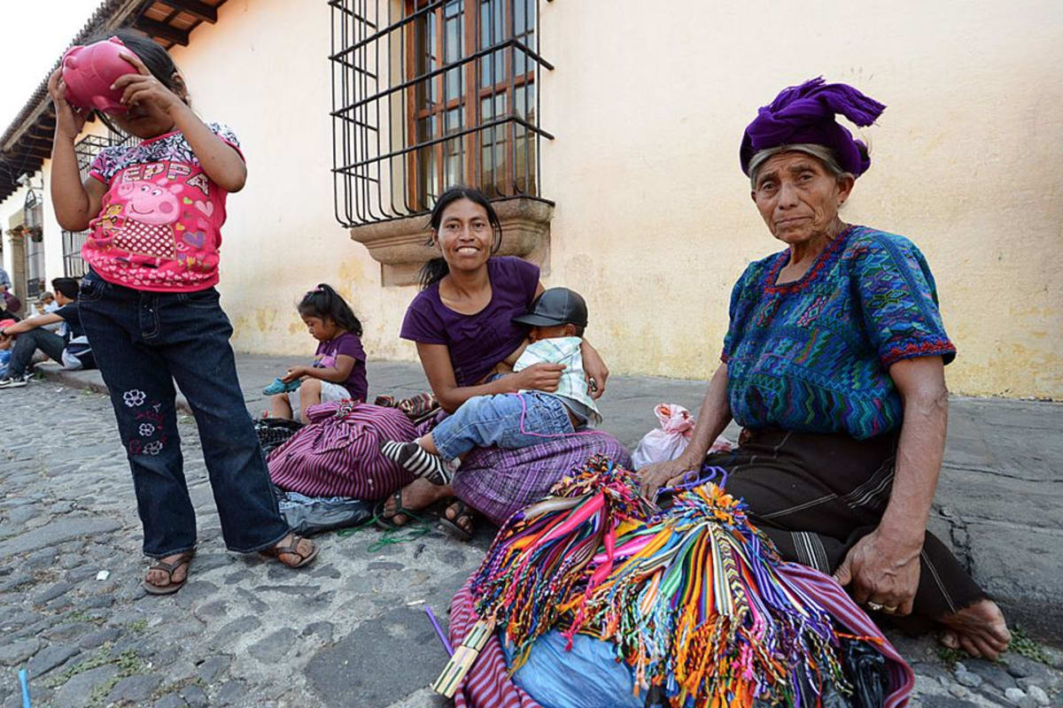 Nainen lapsineen Antiguass Guatemalassa.
