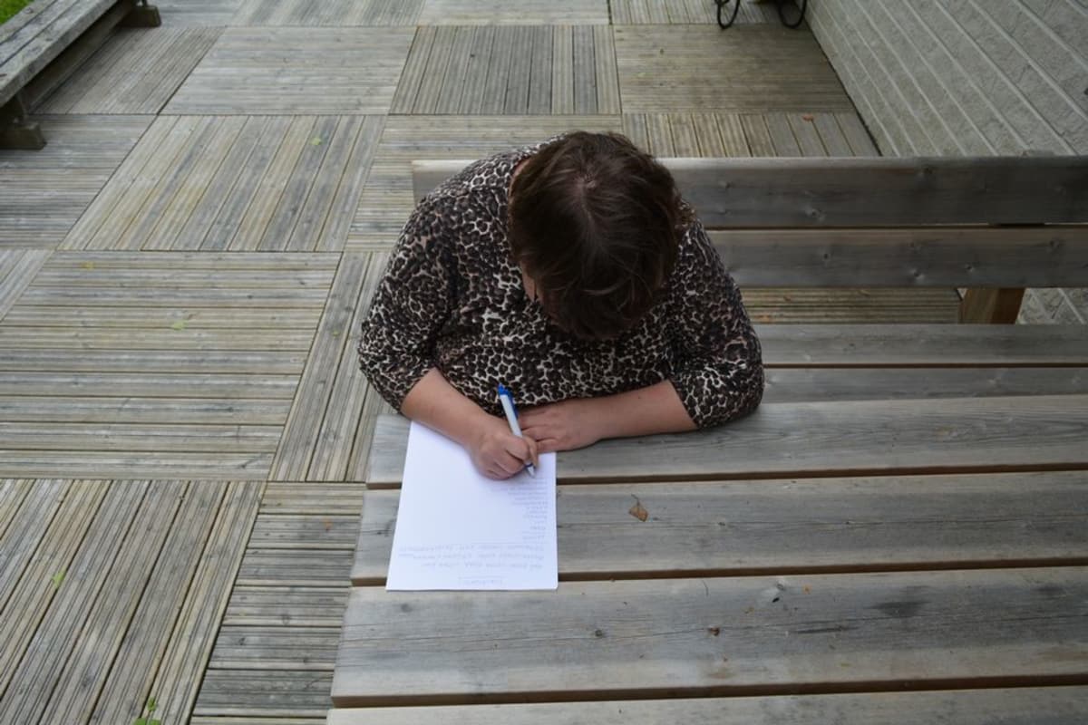 Miia Korhonen listaa paperille haaveitaan tulevaisuuden omaan kotiin hankittavista asioista.