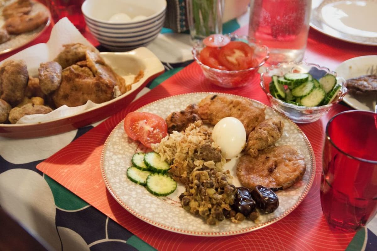 Mustia papuja, friteerattua kanaa ja munakoisoa, kananmunia, herkkuriisiä ja taateleita sekä erilaisia makeita jälkiruokia. Ramadan - ateria on muslimien "jouluruokaa".