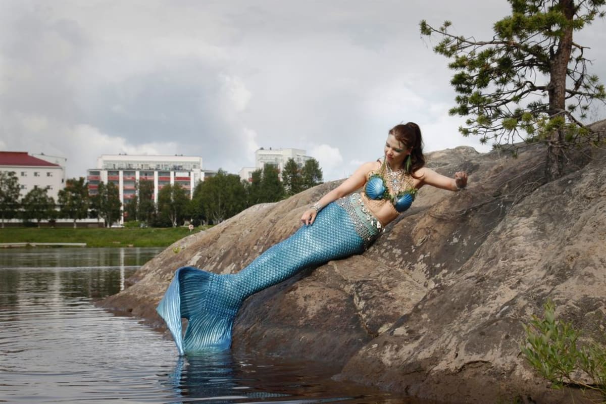 11 kilon pyrstön kanssa uiminen vaatii taitoja, joita Neea "Nerissa" Pauri on hionut sukellus- ja sirkusharrastuksissaan.