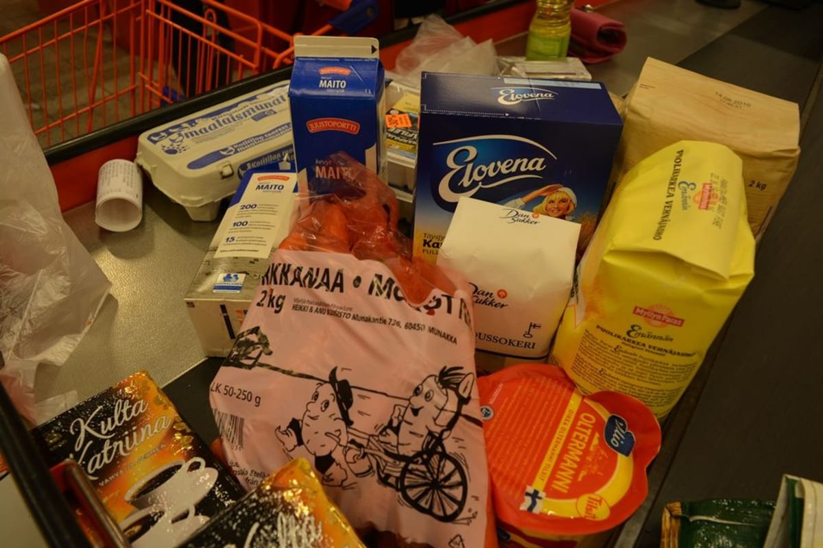 Säästöä syntyy kun opettelee leipomaan, hyödyntää ylijäämäruoat ja katsoo tarjoukset.