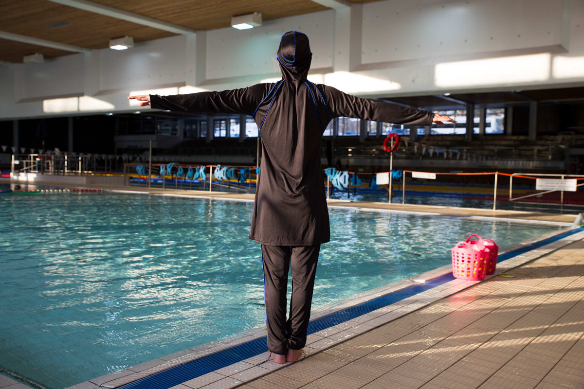 Musliminaisen uimapuku burkini