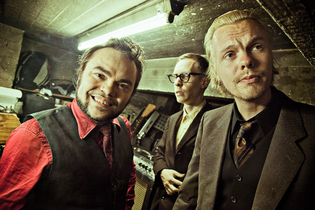 Knucklebone Oscar (kitara), Yukka White (rummut&laulu) ja R.K. Hillside (koskettimet)
