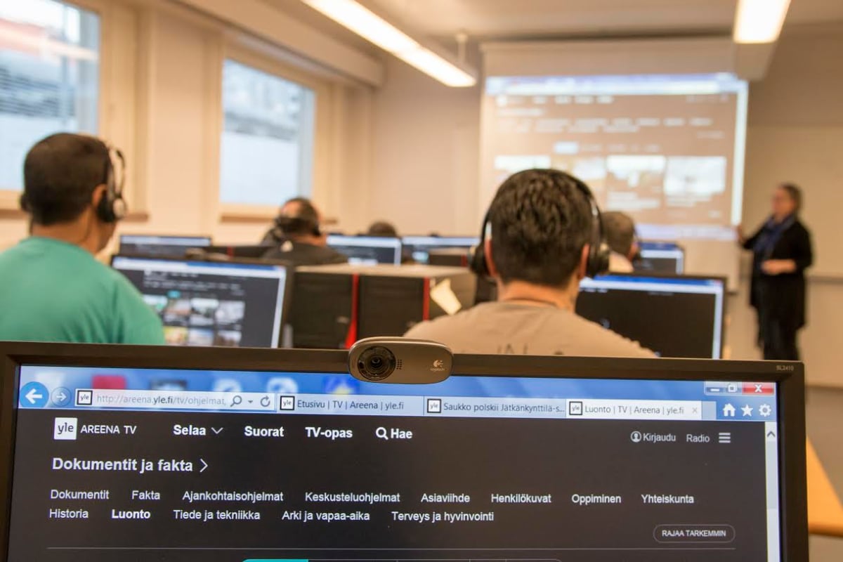Kuva luokkahuoneesta, jossa opiskellaan Yle Areenan avulla.