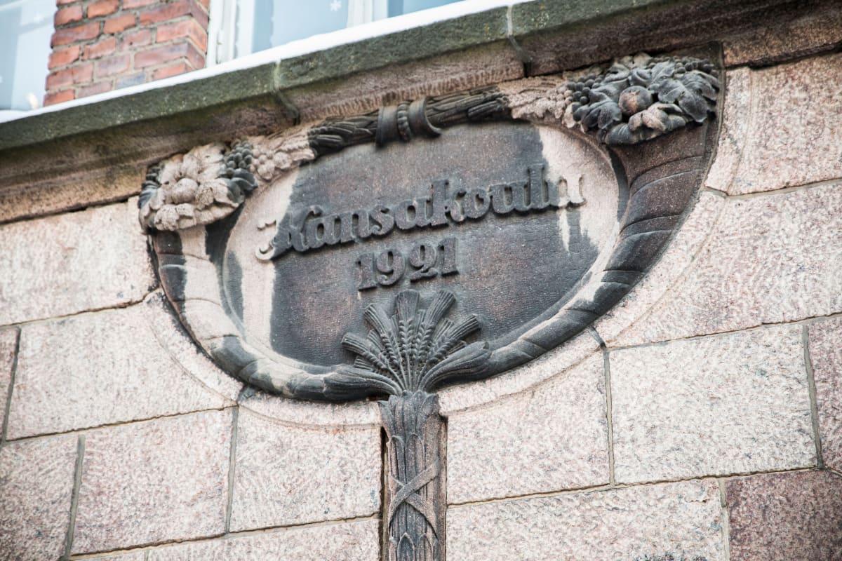 Snellmanin koulun seinän kansakoulu 1921 -kyltti