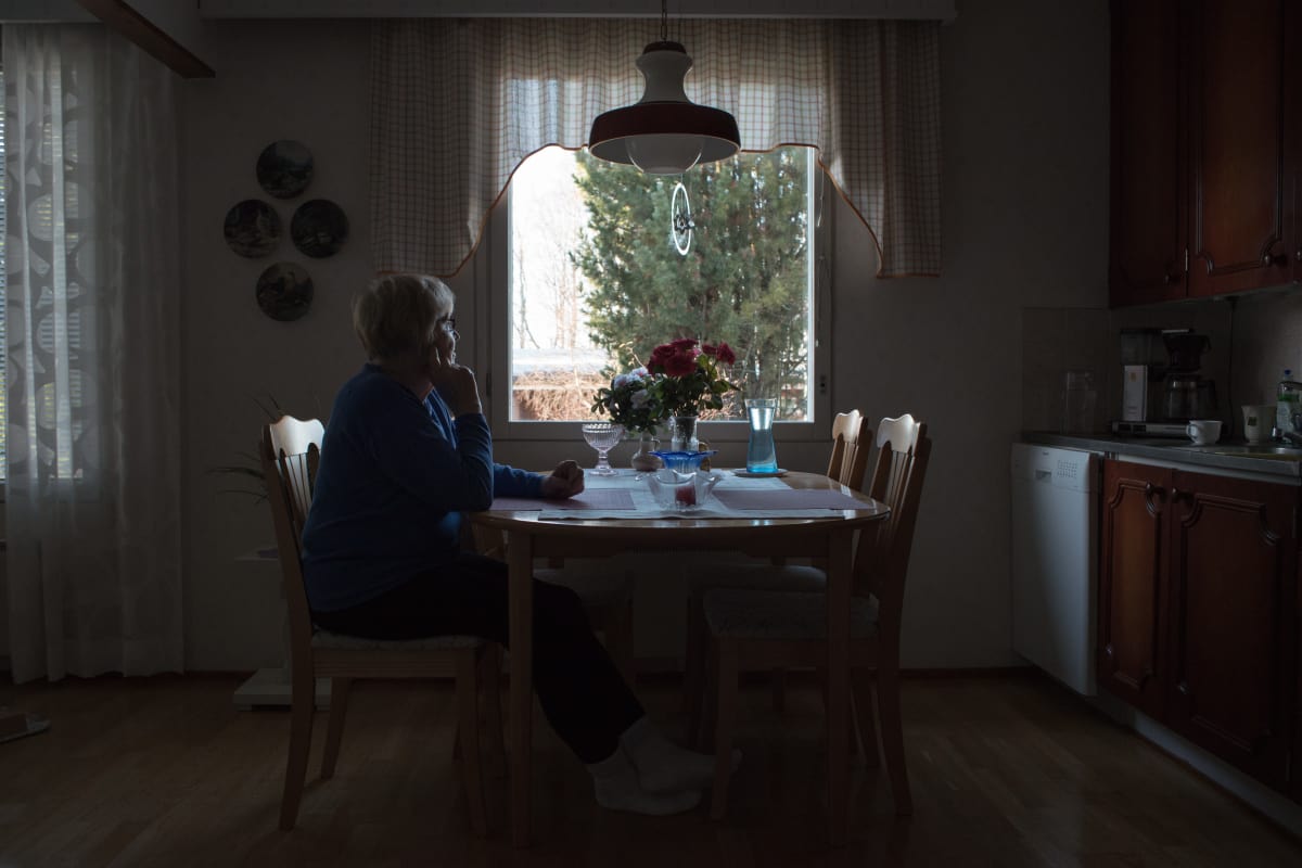 Eila Järvinen asuu lähellä vastaanottokeskusta, jonka salkoon nostettiin elokuussa natsilippu.