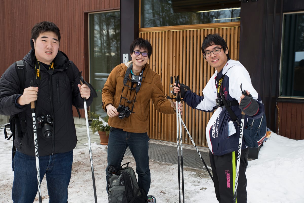 Japanista saapuneet turistit lähdössä lumikenkä retkelle Nuuksion kansallispuistoon.