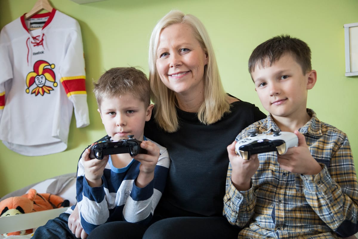Kasvatustieteen professori Kristiina Kumpulainen pelaa usein itsekin poikansa Otto Puhakan (vas.) ja tämän ystävän Anton Nylundin kanssa.