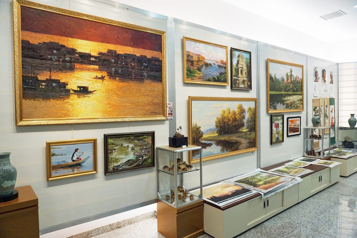 Taidemyyntiä museossa.