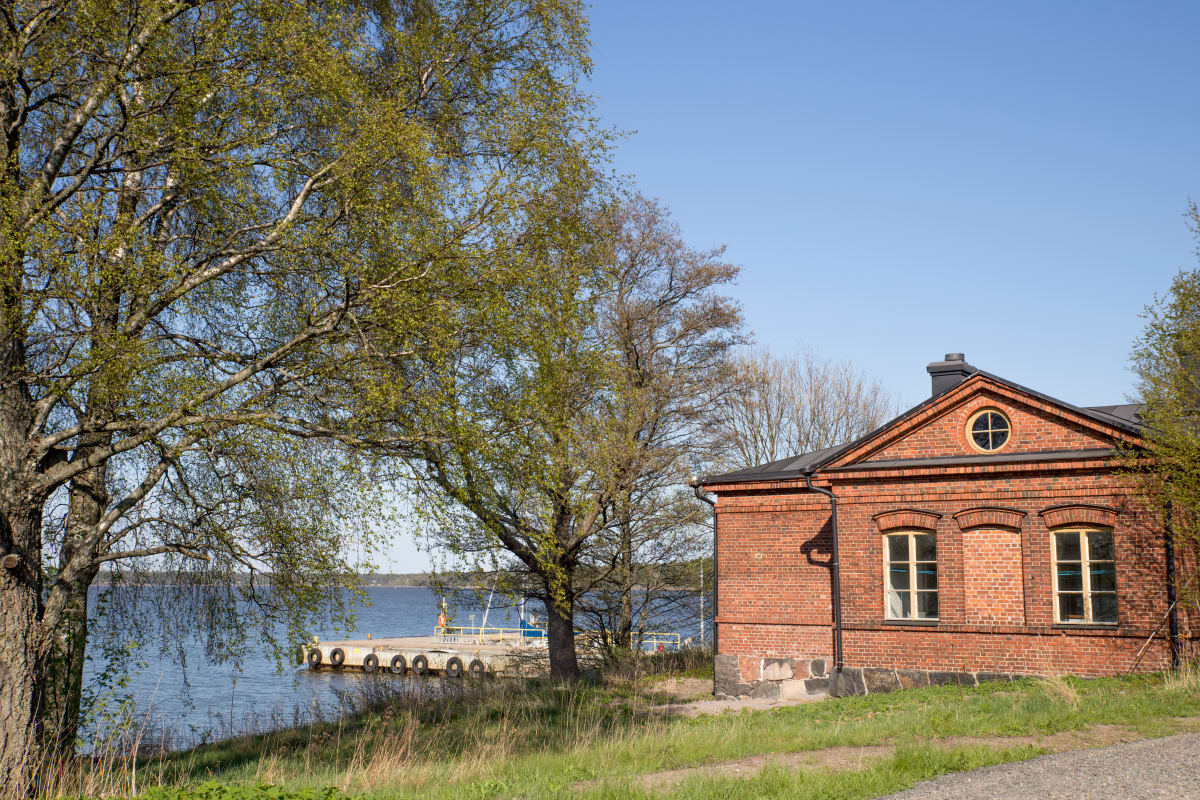 Vallisaaren päälaituri ja punatiilinen rakennus.