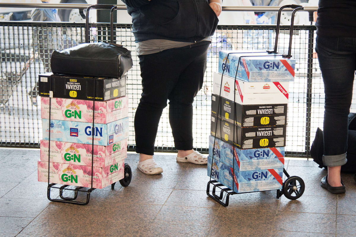 Matkustajilla olut- ja lonkerolavoja