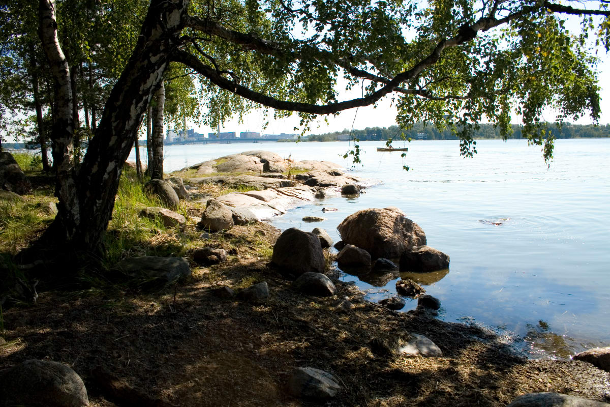 Mustasaaren rantakallioita.