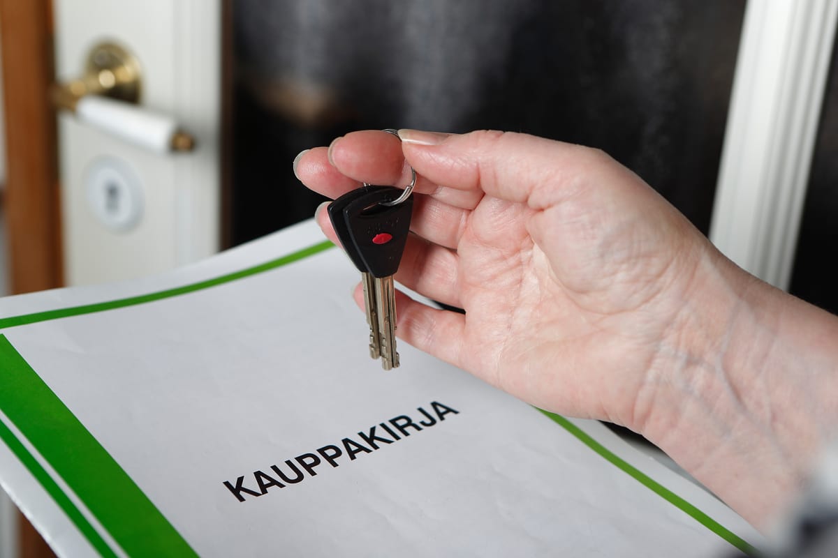 Naisen kädessä avaimet.