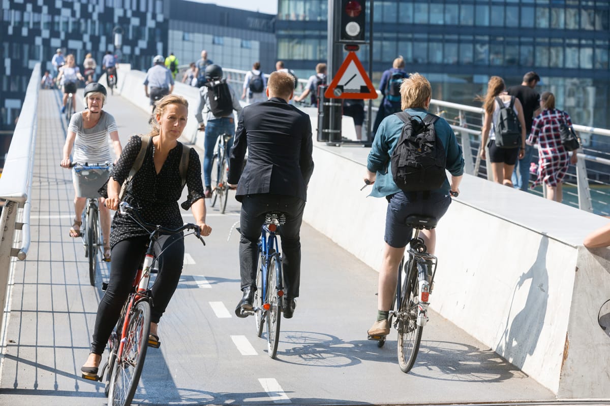 Pyöräilijöitä Kööpenhaminan keskustassa.