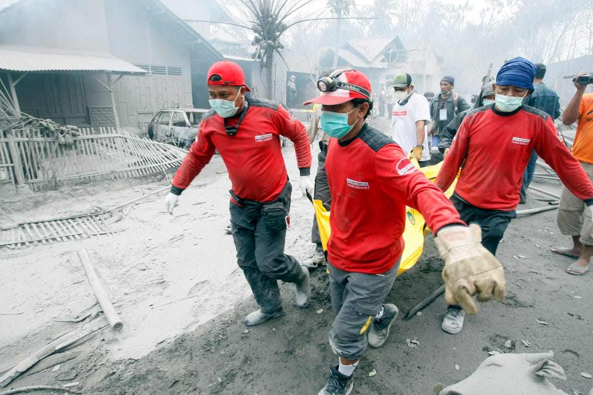 Pelastustyöntekijät siirsivät Merapin tulivuorenpurkauksen uhria Jaavalla Indonesiassa marraskuussa 2010.