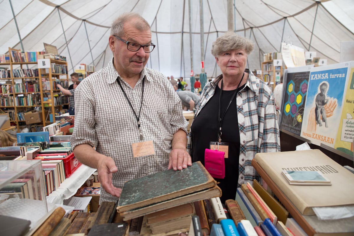 Matjatta ja Erkki J. Jokinen myyvät kirjojaan joka vuosi Sastamalassa.