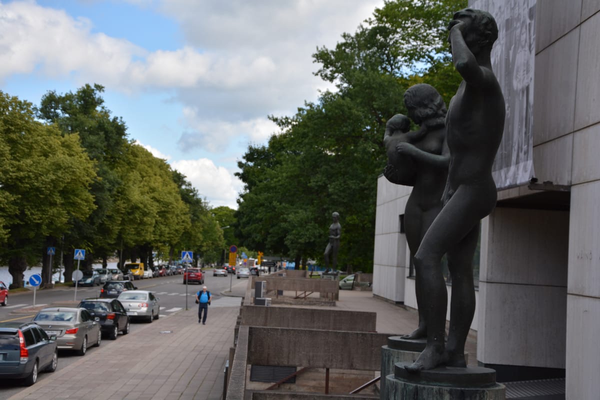 Henkinen työ Raivaaja ja Tulevaisuus teokset Wäinö Aaltosen museon edessä Turussa