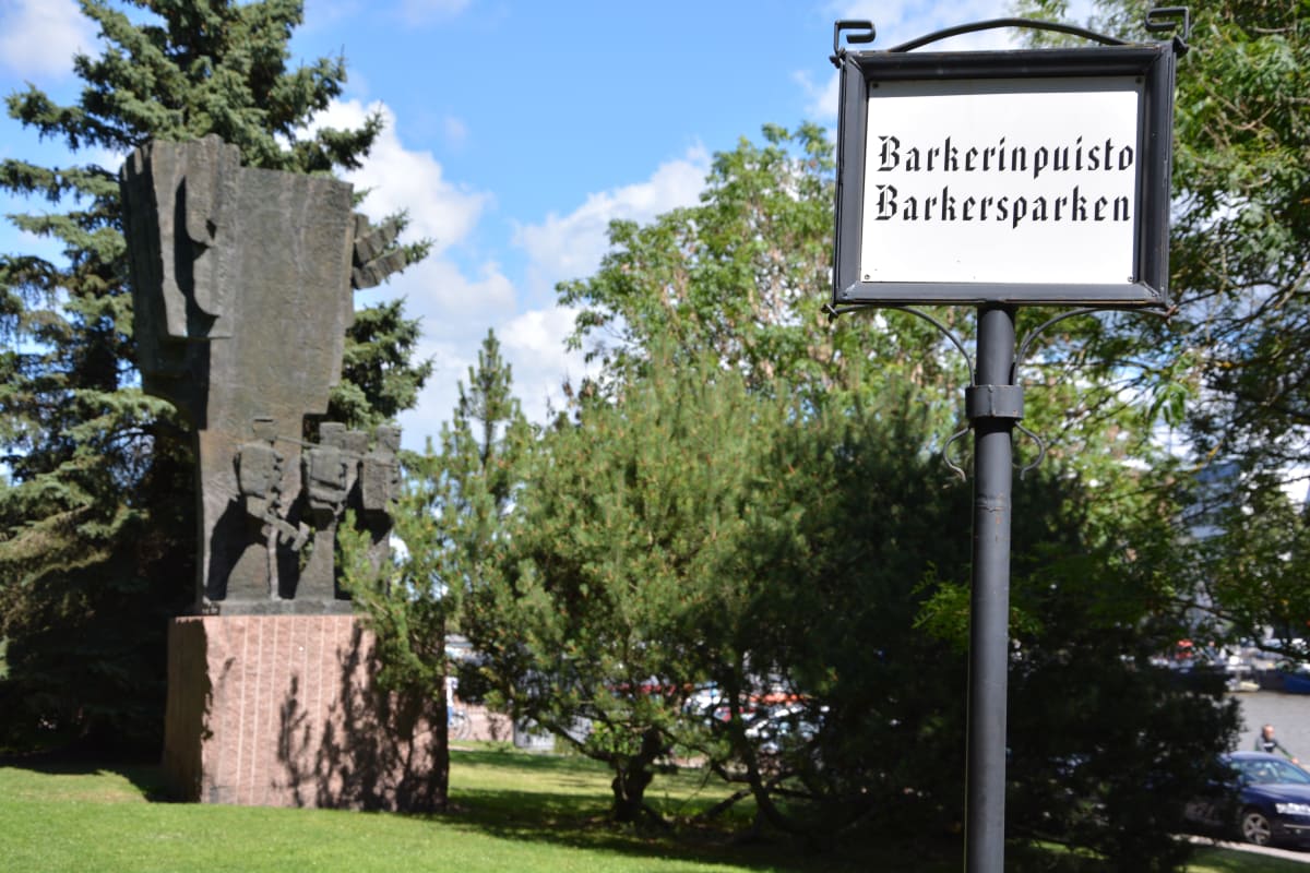 Turku työlla rakennetaan -teos Barkerinpuistossa.