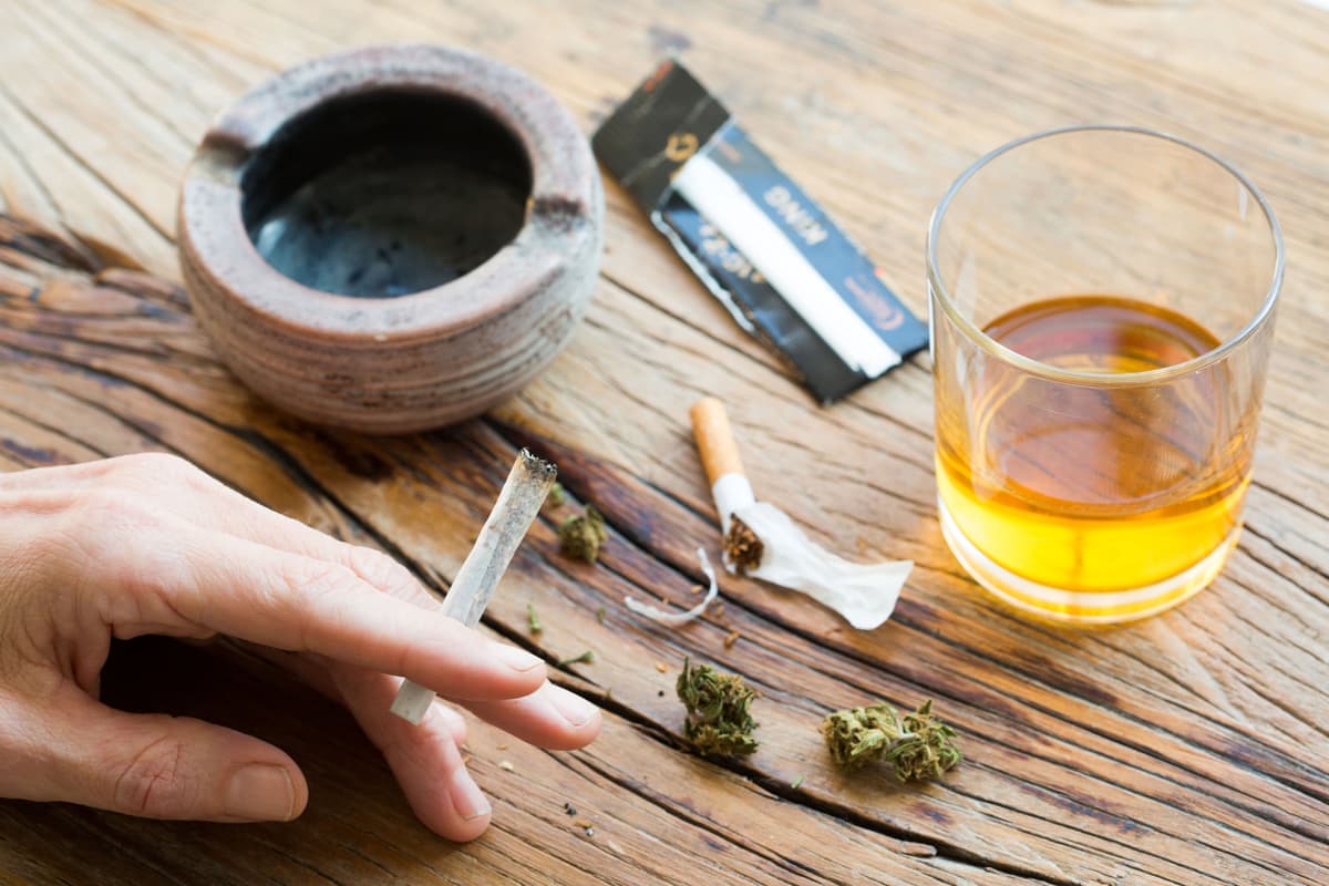 Kannabista, tupakkaa ja alkoholijuoma.