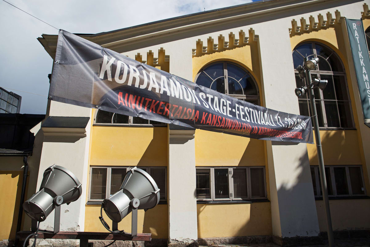 Kulttuuritehdas Korjaamo ja Stage-festivaalin lakana.