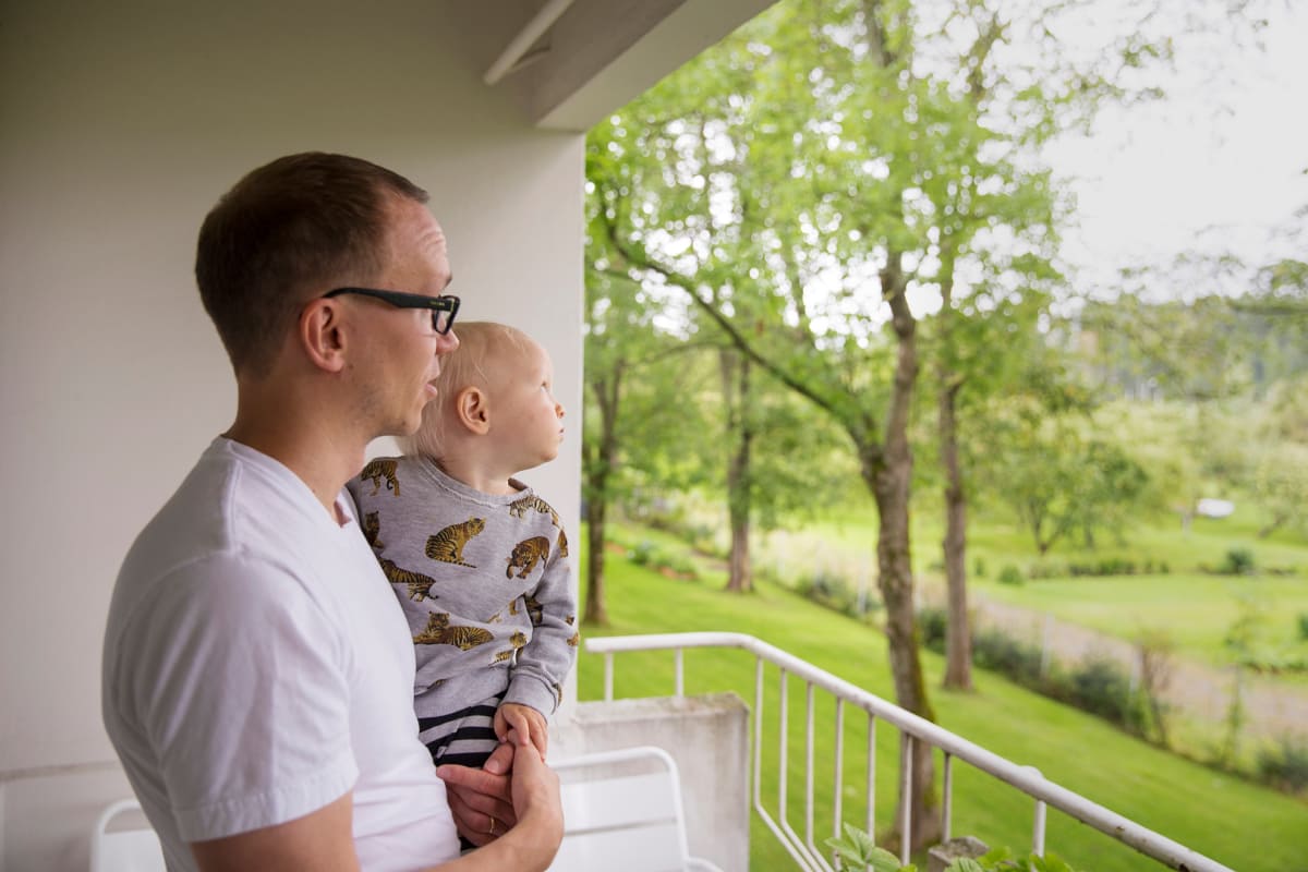 Isä ja poika parvekkeella.