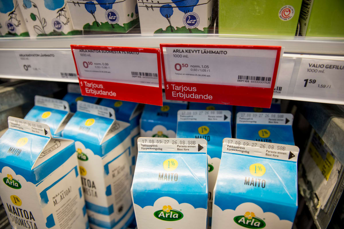 Tarjouksessa maitotölkkejä, joiden parasta ennen -päiväys on seuraavana päivänä.