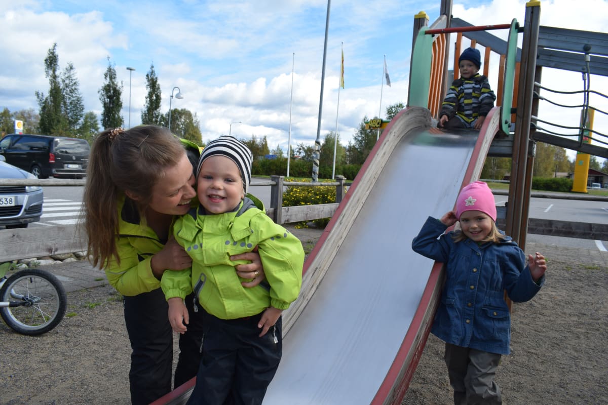 Anna-Maria Koskelo Kyyjärven Paletin leikkipaikalla kahden lapsensa ja pikkuveljensä kanssa.