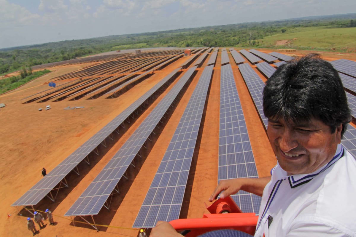 Bolivian presidentti Evo Morales aurinkopaneeleita katsomassa 30. syyskuuta 2014.