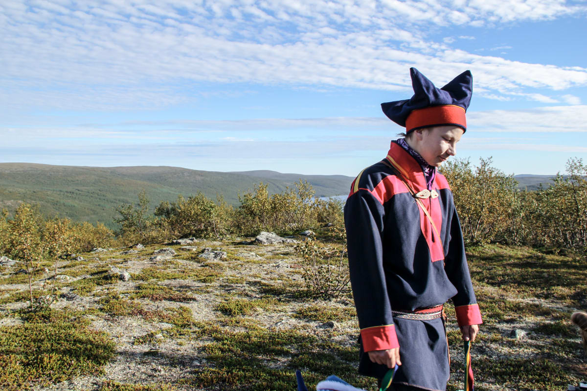 Niillas Holmberg saamenpuvussa.